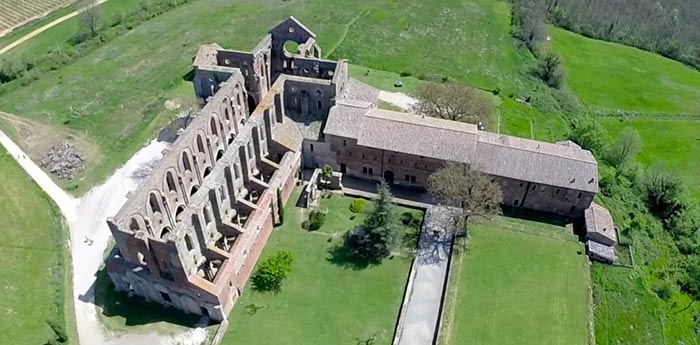 Abbazia cistercense in Toscana- Italia A Chiusdino l' Abbazia gotica -Italia