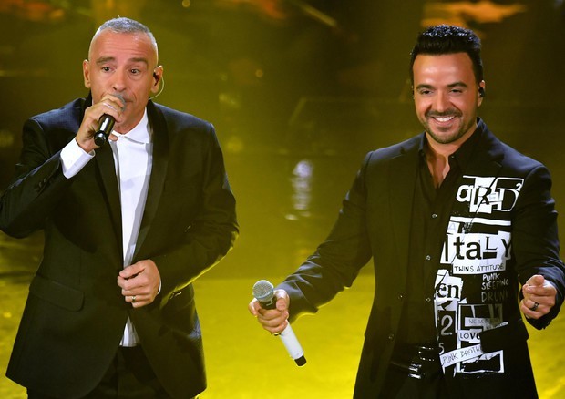 Eros-Romazzotti-Luis-Fonsi-Durante-il-duetto-Ramazzotti-perde-laudio-Festival-Sanremo69