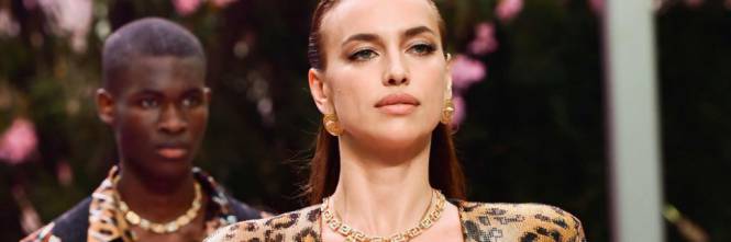Milano-Fashion-Week-2019-Irina-Shayk- per l'evento di Versace