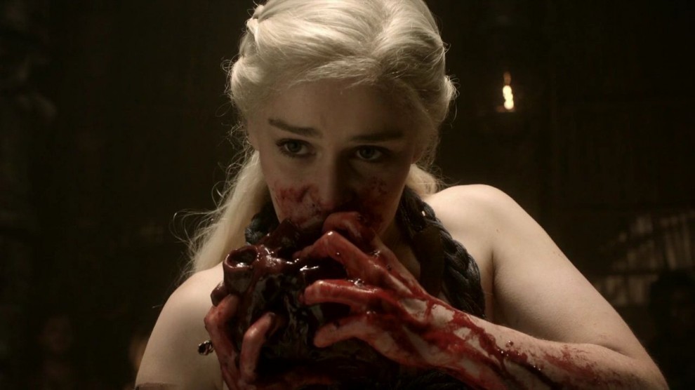 Serie-Tv-Game-of-Thrones-Daenerys-mangia-cuore-di-cavallo.