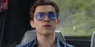 Scena-del-Film-Spider-Man-Far-from-Home-Occhiali-creati-da-Tony-Sark-e-donati-a-Spider-Man-Recensione-Comparata-2019