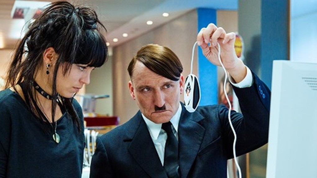 Film-Er-ist-wieder-da-Lui-è-tornato-2015-Regia-David-Wnendt-Recensione-Comparata-2019