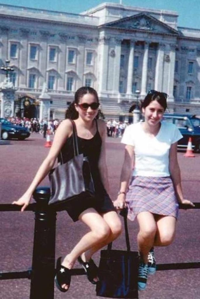 Meghan Markel e Ninaky davanti a Buckingham Palace nel 1995
