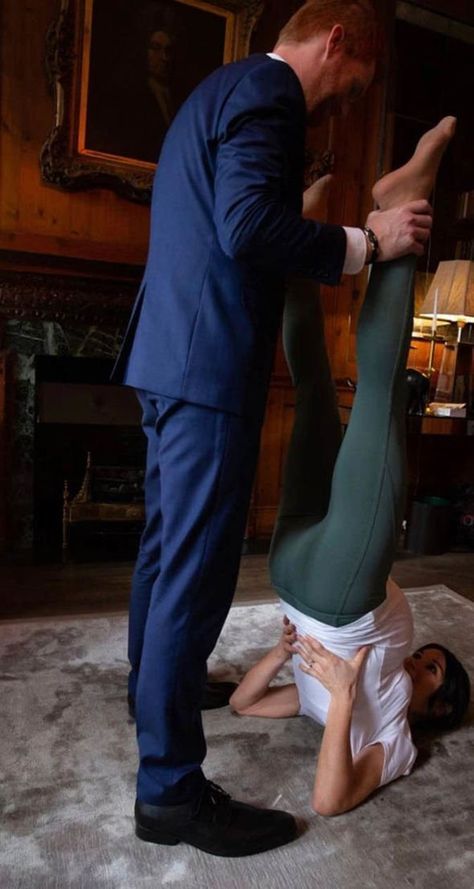 Harry e Megan durante una sessione di Yoga-Fonte express.co_.uk_