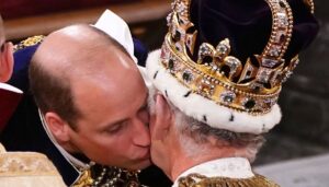 Il Principe di Galless William ha compiuto il rito della genuflessione e sottomissione davanti a re Carlo III
